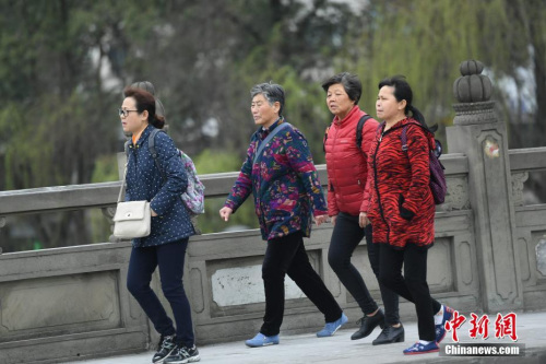 3月14日，四川成都街头行人身着厚衣物出行。受北方冷空气影响，四川盆地连日来气温持续走低，局部还出现了降雪天气，民众纷纷添加厚衣物御寒。 <a target='_blank' href='http://www.chinanews.com/'>中新社</a>记者 张浪 摄