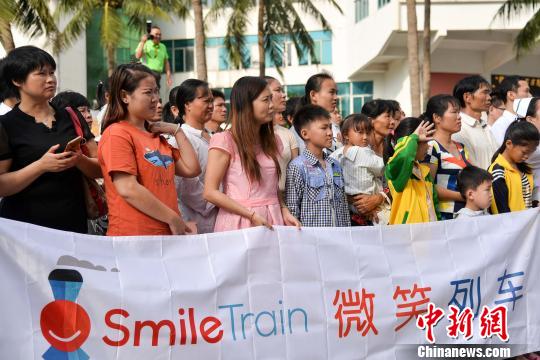 图为患者及其家属参加启动仪式?！『榧崤?摄