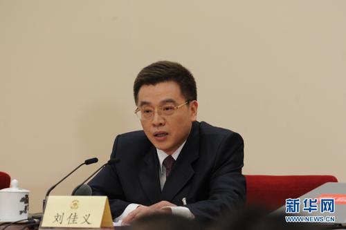 3月2日，全国政协十二届五次会议新闻发布会在人民大会堂一层新闻发布厅举行。图为新闻发布会主持人刘佳义。