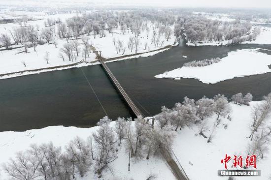 位于北疆的额尔齐斯河流域却还是一片银装素裹的景象。陈洋 摄