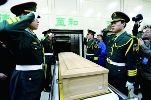 礼宾人员演示在遗体火化前向逝者敬礼的环节。