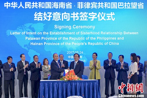 图为会见结束后，刘赐贵与阿尔瓦莱兹共同签署两省缔结友城关系意向书。 <a target='_blank' href='http://www.chinanews.com/'>中新社</a>记者 骆云飞 摄