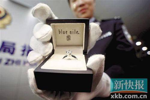 缉私警察查获的钻戒。