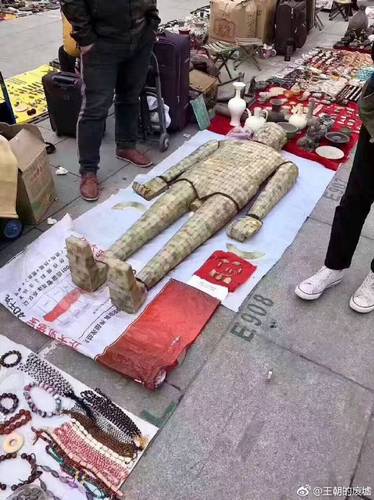 西安古玩市场惊现“金缕玉衣” 引网友调侃