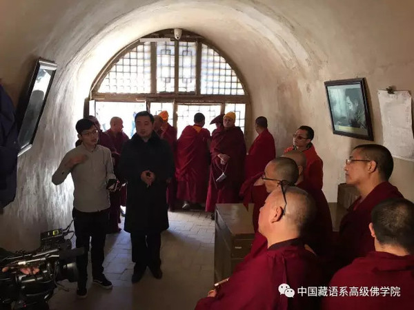 3月25日，中国藏语系高级佛学院第十三届高级学衔班来到革命圣地延安，开启毕业参观学习之旅。_副本