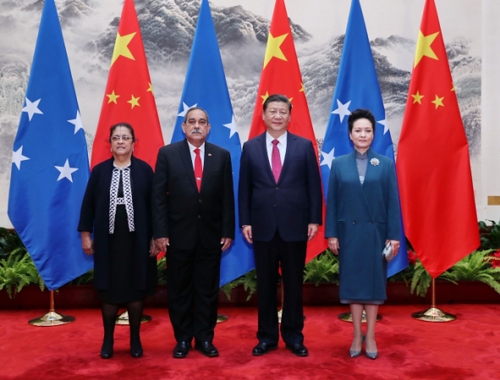 新华社照片，北京，2017年3月27日
    习近平同密克罗尼西亚联邦总统克里斯琴举行会谈
    3月27日，国家主席习近平在北京人民大会堂同密克罗尼西亚联邦总统克里斯琴举行会谈。会谈前，习近平在人民大会堂东门外广场为克里斯琴举行欢迎仪式。这是习近平和夫人彭丽媛同克里斯琴总统夫妇合影。 
    新华社记者 鞠鹏 摄