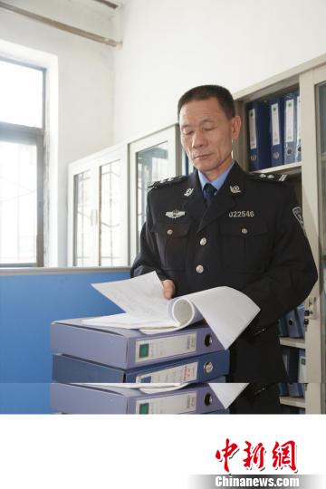 拄双拐的“刑警铁汉”：曾男扮女装破要案致重伤卧床七年