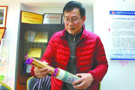  图片说明：说起自己近40年来收藏火柴的经历，李涌金有说不完的故事