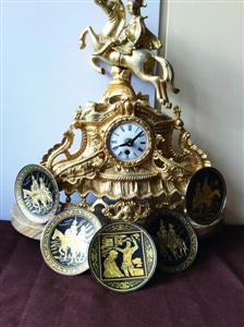  图片说明：谢厚平从跳蚤市场淘来的铜钟