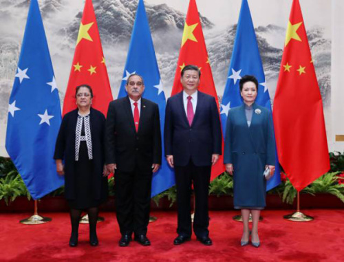 3月27日，国家主席习近平在北京人民大会堂同密克罗尼西亚联邦总统克里斯琴举行会谈。会谈前，习近平在人民大会堂东门外广场为克里斯琴举行欢迎仪式。这是习近平和夫人彭丽媛同克里斯琴总统夫妇合影。新华社记者鞠鹏摄