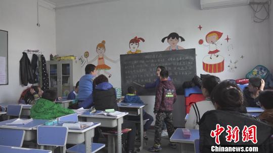 山西一家民办自闭症康复机构因邻居反感，7年搬家4次。图为自闭症孩子正在上音乐课?！≌赔?摄