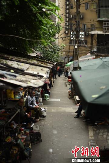 繁华背后是老重庆的生活?！≈有?摄