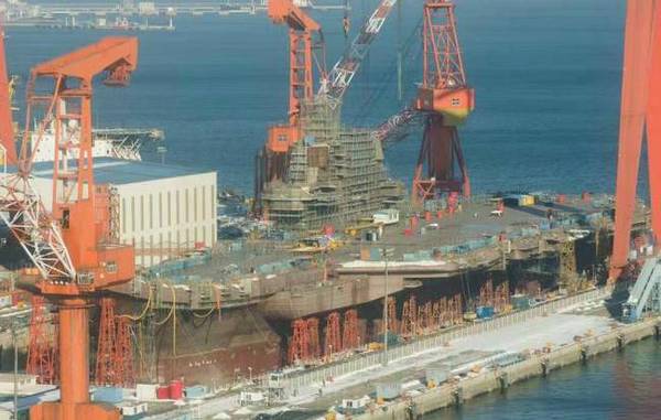 建造中的001A航母，可以看到，001A已经涂上船底防污漆，但是船坞内支架尚未拆除。