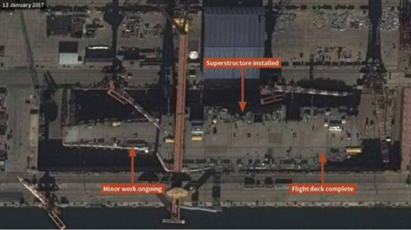 《简式防务》使用的一张001A航母卫星图，可以看到这艘建造中的航母已经拥有完整的飞行甲板