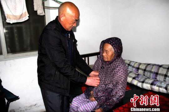 湖南孝子邓红久：五千日夜照顾病母书“孝”字