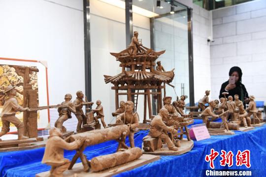 经过连日的比手艺亮绝活，来自甘肃省13个市州“能工巧匠”的130件工艺精品获得第14届甘肃省工艺美术“百花奖”。　杨艳敏 摄