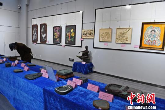 图为获奖工艺品引市民驻足观赏?！⊙钛廾?摄