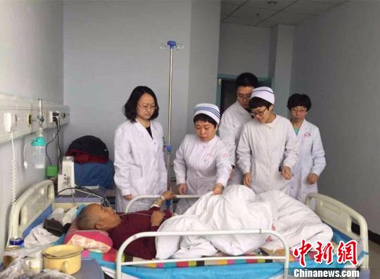 景玮(左一)带领的扶贫医疗队正在阳高县人民医院查房。　范丽芳 摄