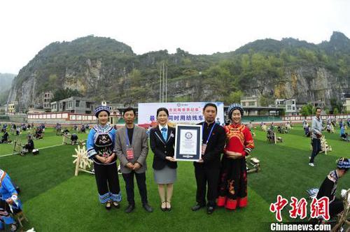 图为现场颁发证书?！±罱Ｓ?摄