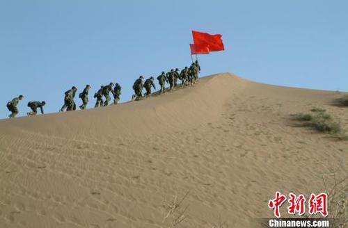 资料图：学生沙漠训练?！≈有?摄