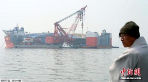 资料图：当地时间2017年3月28日，韩国珍岛，民众悼念“世越”号遇难者。