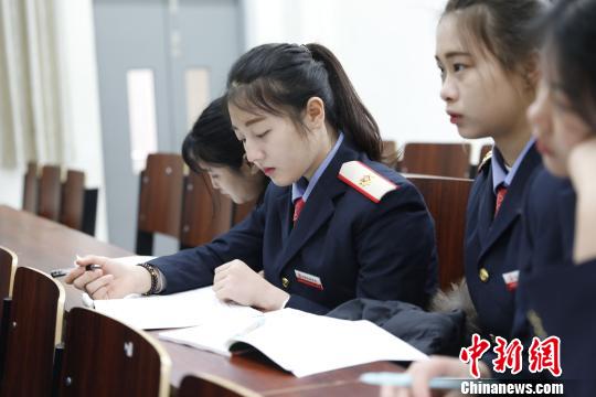 靓丽的准“动姐” 邓志成 摄 靓丽的准“动姐” 邓志成 摄