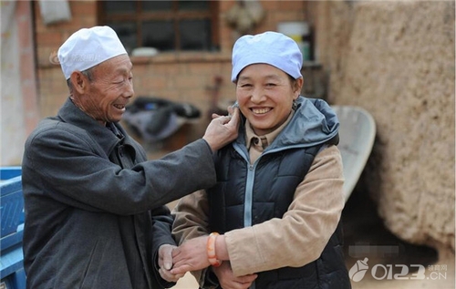 老汉娶小22岁乞讨女