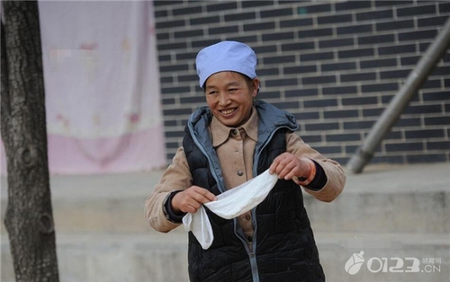 老汉娶小22岁乞讨女