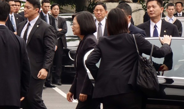 蔡英文马英九李登辉罕见同台 仅点头致意互动冷淡