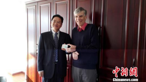 　图为云南省外国专家局向高力行博士颁发云南省首张《外国人工作许可证》?！≈有?摄