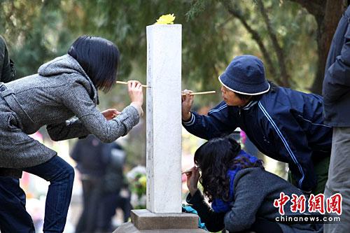 图为众多民众来到陵园为亲人祭扫。<a target='_blank' href='http://www.chinanews.com/'>中新社</a>发 富田 摄