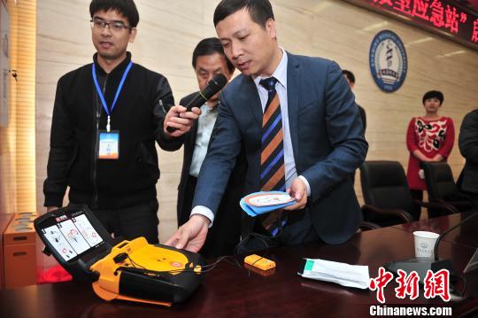 图为工作人员介绍自动体外除颤仪使用方法。　刘冉阳 摄