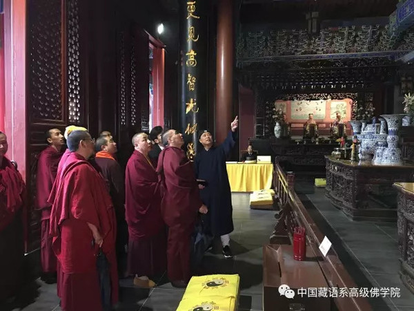 学员在明圣宫参访