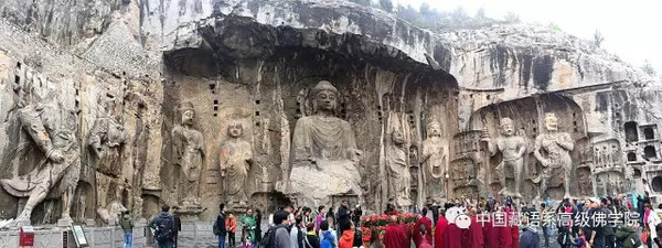 学员在龙门石窟参观