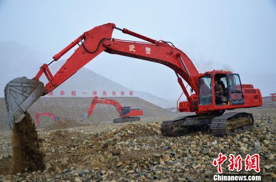 集训中，学员官兵冒雪作业 郭江宸 摄