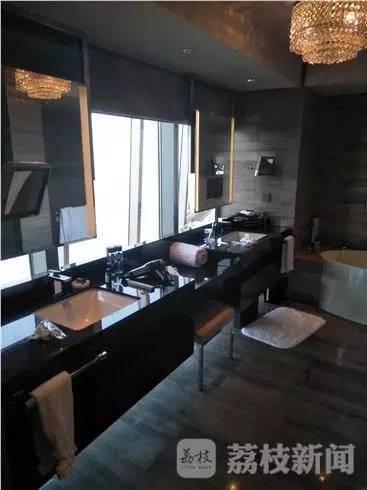 新娘酒店洗澡 无意间抬头发现竟有多人