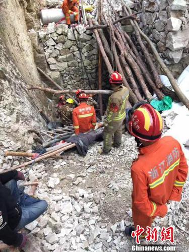 浙江乐清一采石洞发生坍塌被困两人尚未获救