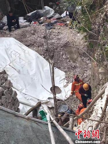 浙江乐清一采石洞发生坍塌 被困两人尚未获救 钟新 摄