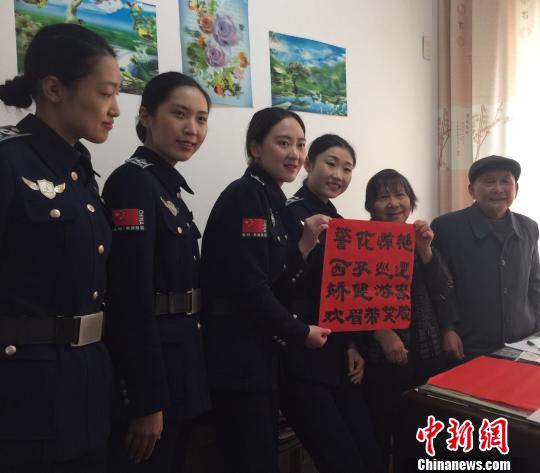 西湖女子巡逻队回访送诗老人 廖式映 摄