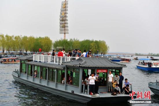 4月3日下午，河北安新县“华北明珠”白洋淀游人如织。<a target='_blank' href='http://www.chinanews.com/'>中新社</a>记者 翟羽佳 摄