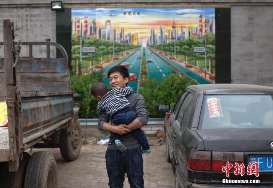4月4日，白洋淀岸边的河北省保定市安新县大阳村，村民陈羽站在自己家的车和墙画前留影。 <a target='_blank' href='http://www.chinanews.com/'>中新社</a>记者 刘关关 摄