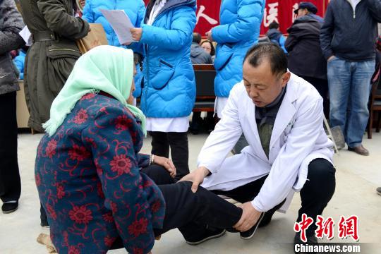 图为青海省医务工作者扶贫义诊。(资料图) 孙莹 摄