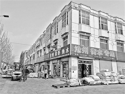 雄县的小塑料作坊外，堆积着大量废料。本文图片 北京青年报