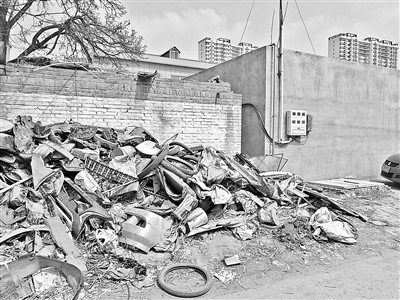 雄县的小塑料作坊外，堆积着大量废料。本文图片 北京青年报