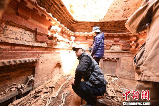 山西发掘出一座金元时期仿木结构彩绘砖雕墓葬?！】脊潘峁?摄