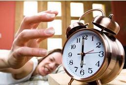 注意！床头放这5种小东西会影响健康