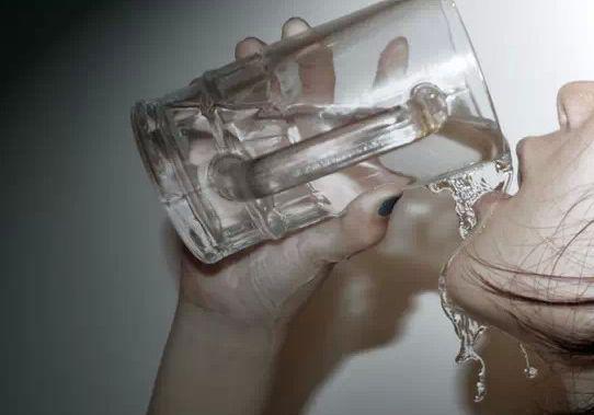 当开始缺水时 身体会发生哪些可怕的变化？