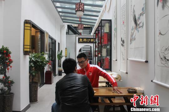 “众兴沙龙”提供文化交流及服务?！《?摄