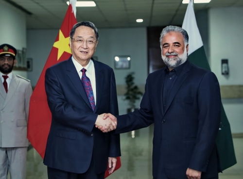 4月5日至6日，应巴基斯坦参议院主席拉巴尼邀请，全国政协主席俞正声对巴基斯坦进行正式友好访问。这是4月5日，俞正声在伊斯兰堡会见巴基斯坦国民议会代议长阿巴西。