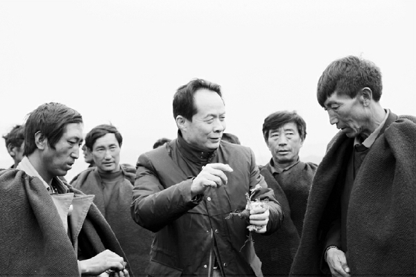 耿福能（中）与少数民族种植户在一起。